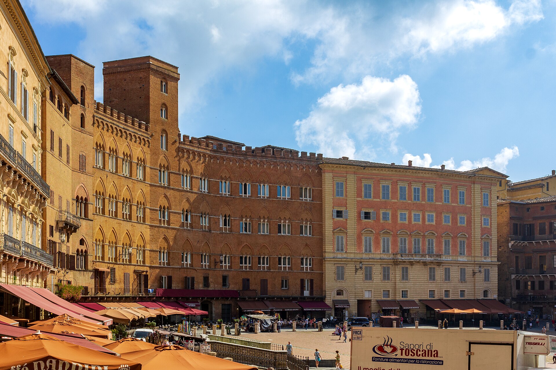 The Piazza del Campo in Siena — one of the great medieval public spaces in Europe and a highlight of any Florence day trip south