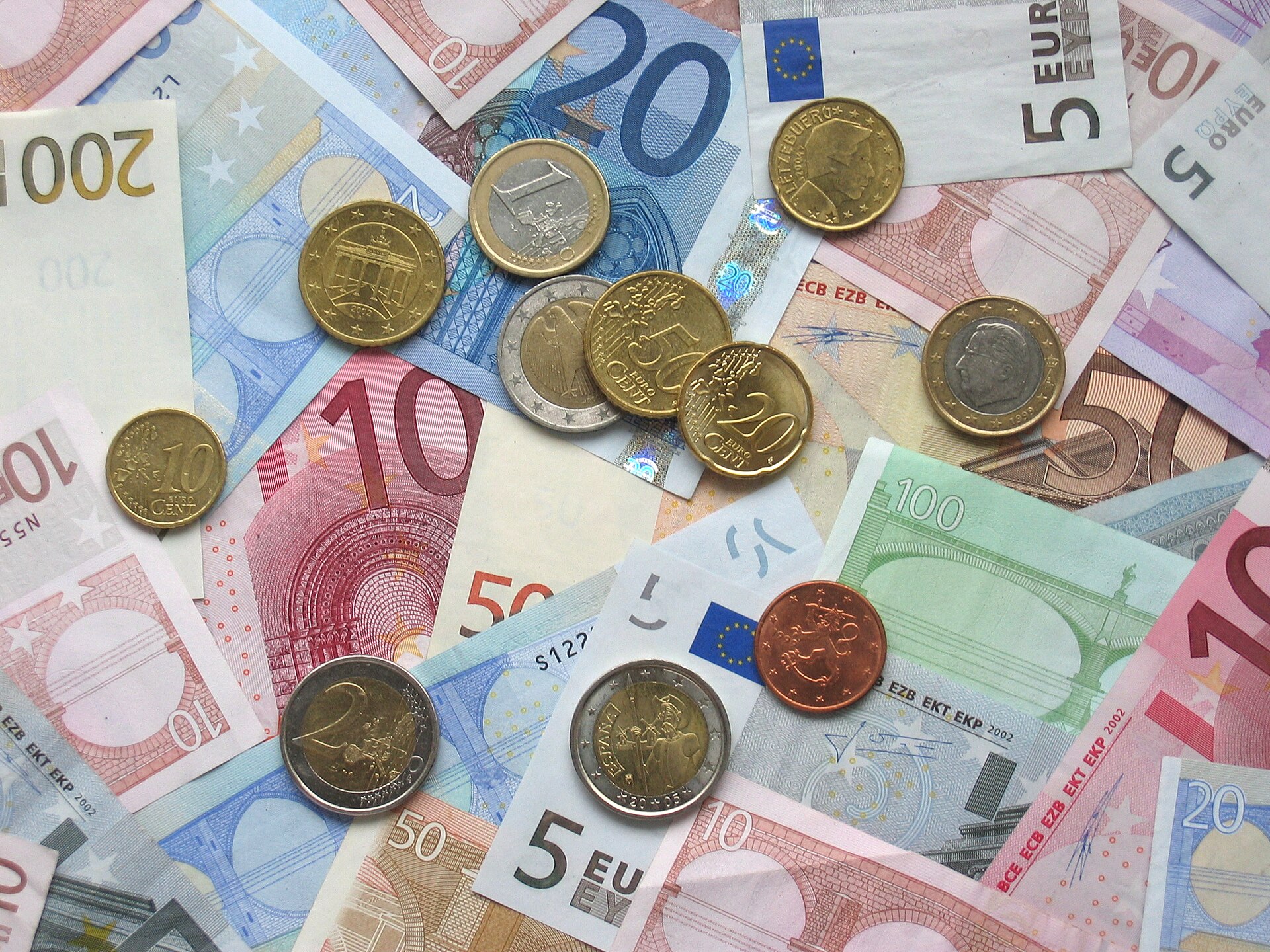 Euro cash laid out to plan how much does a trip to Italy cost for a 2026 vacation