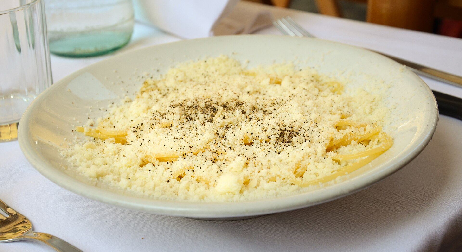 Rome food guide: a bowl of cacio e pepe, the Roman classic made with pecorino and black pepper