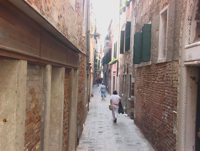 The Campo del Ghetto Nuovo in Cannaregio, one of the most historically significant Venice sightseeing destinations