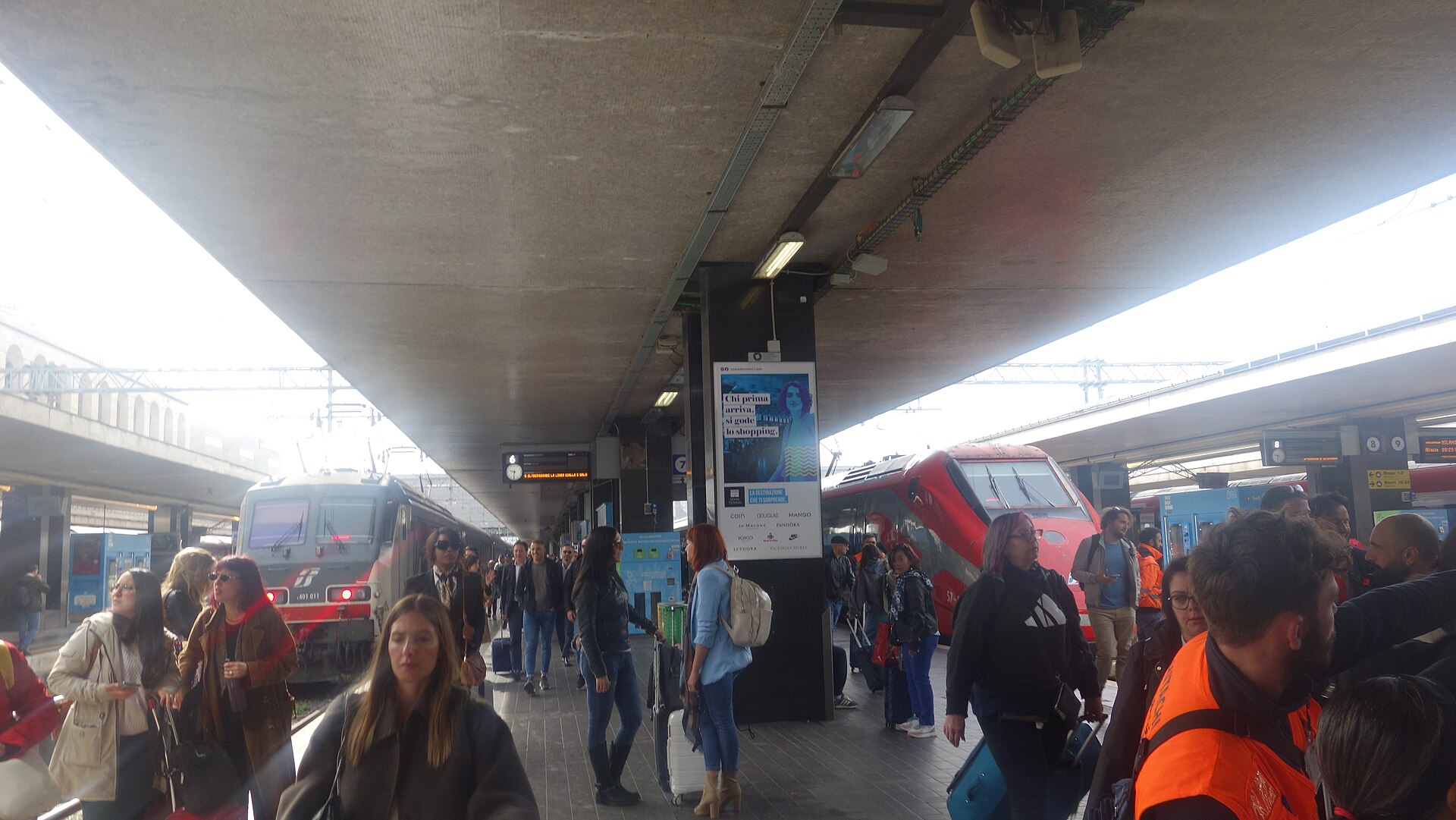 The departure board (tabellone) at an Italian station — binario means platform
